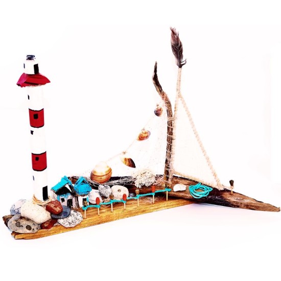 un bateaux en bois avec un Phare nautique rouge et balnc